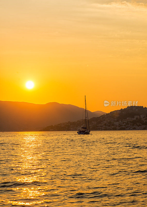 美丽的日落在Herceg Novi，黑山